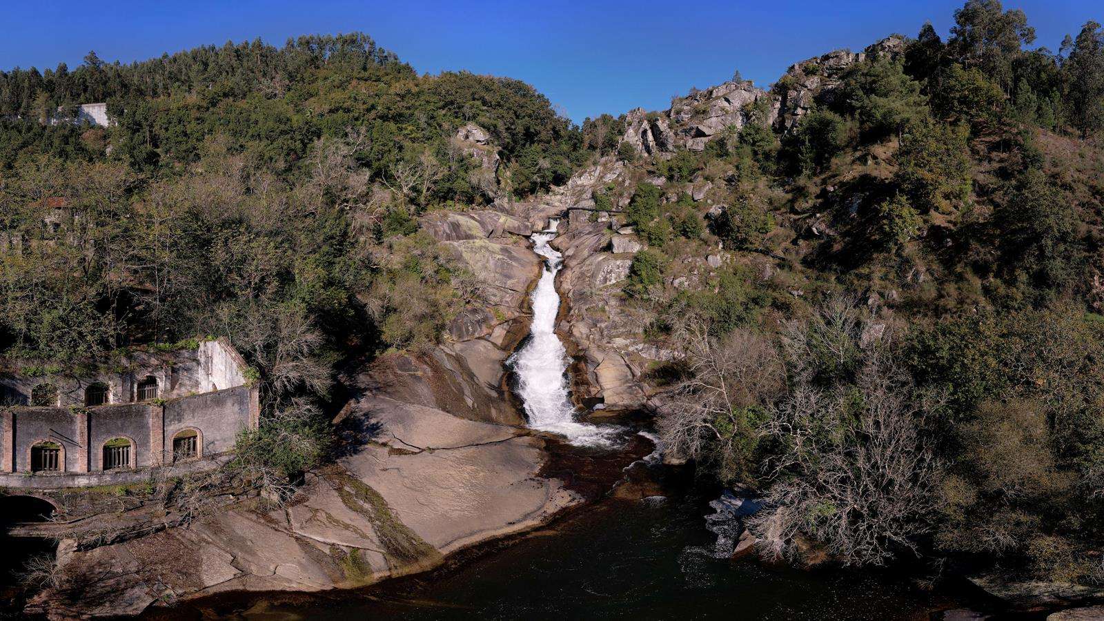 Cascada de Segade junto a los restos de la antigua central hidroeléctrica