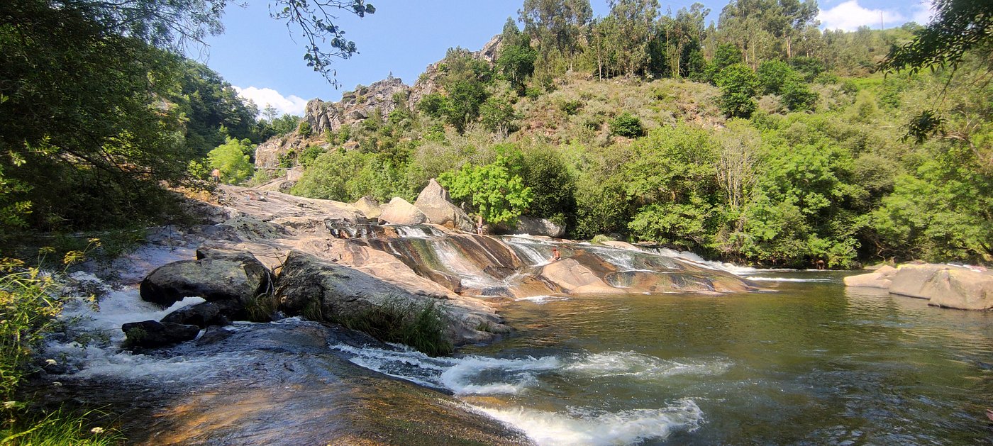 El río Umia discurre entre las rocas y la vegetación de la Fervenza de Segade
